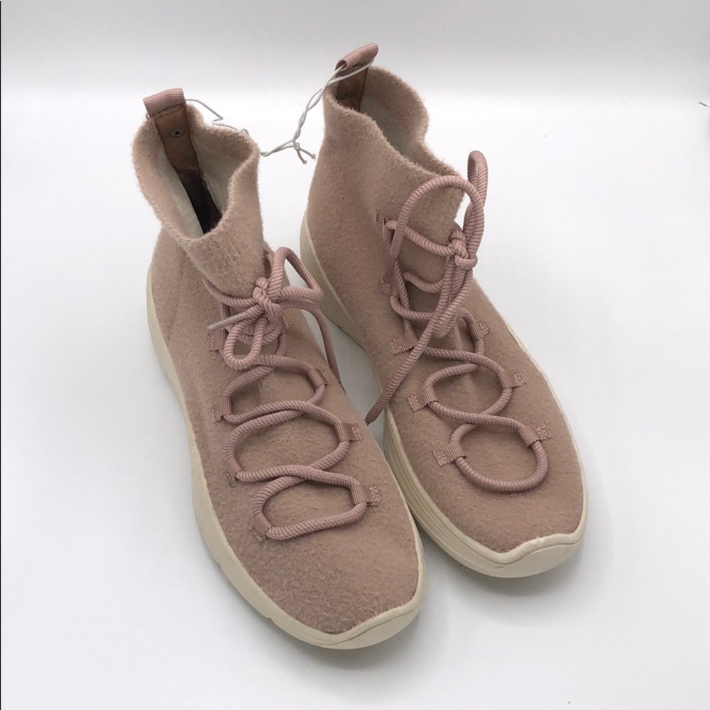 9 Women’s Kamari Sneakers Boots Universal Thread